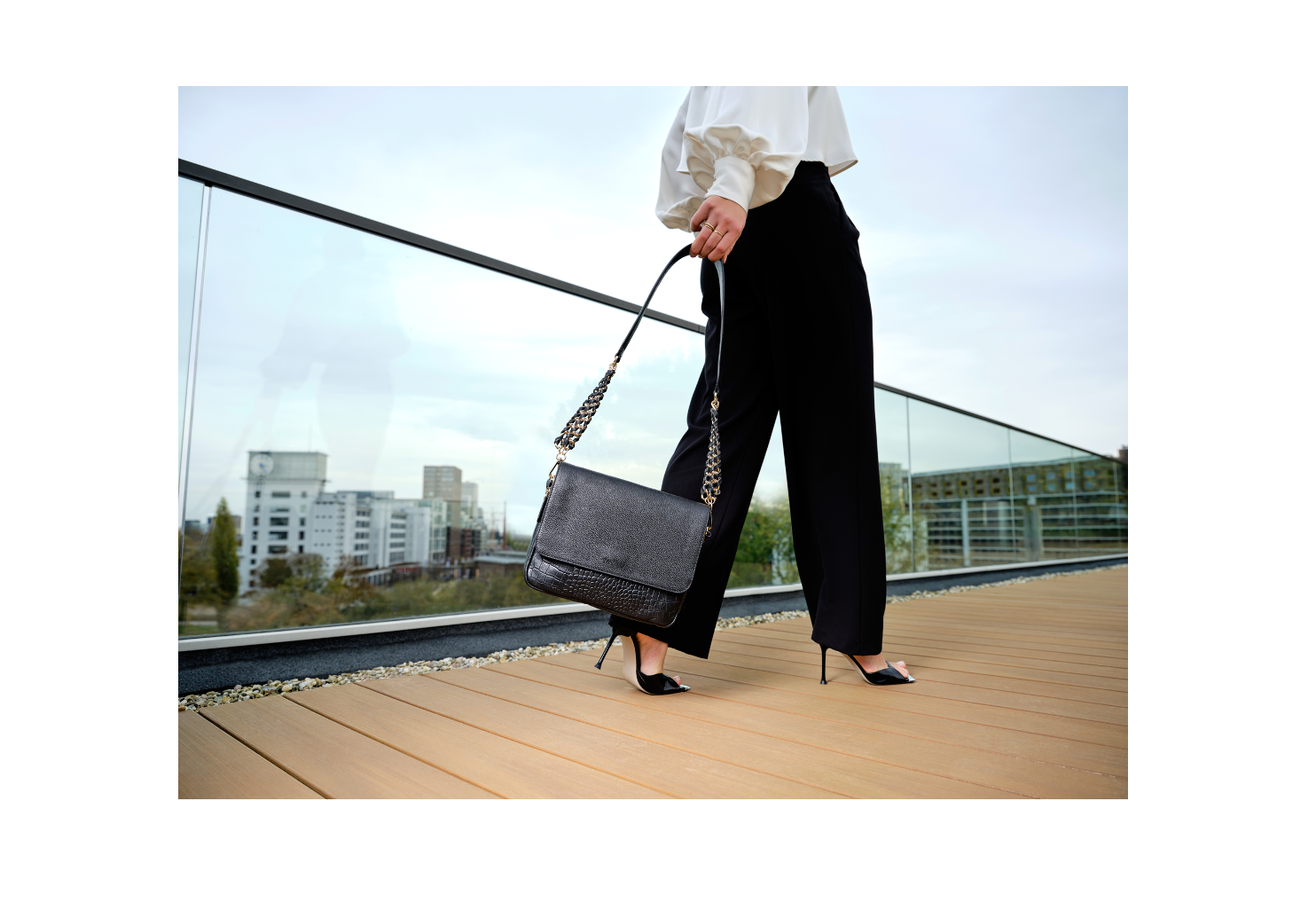 TED LOUISE PIONIERT MET CIRCULAIRE EN COMPOSTEERBARE LEREN TASSENCOLLECTIE